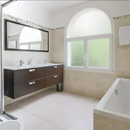 Βίλα Charming With Jacuzzi At 200m From Beaches