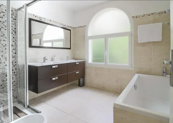 Villa Charming With Jacuzzi At 200m From Beaches